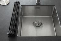 Oprolbaar Zwart Droogrek - Scandinavisch Design - Opvouwbaar Hittebestendig Groot Roestvrijstalen Zwart Afdruiprek - Vaatwasser geschikt - Siliconen Rechthoekige Randen - Sterke 18-staafs Onderzetter - Foodgrade Materiaal